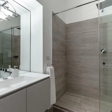 Sweet San Lorenzo, Right In The Centre *